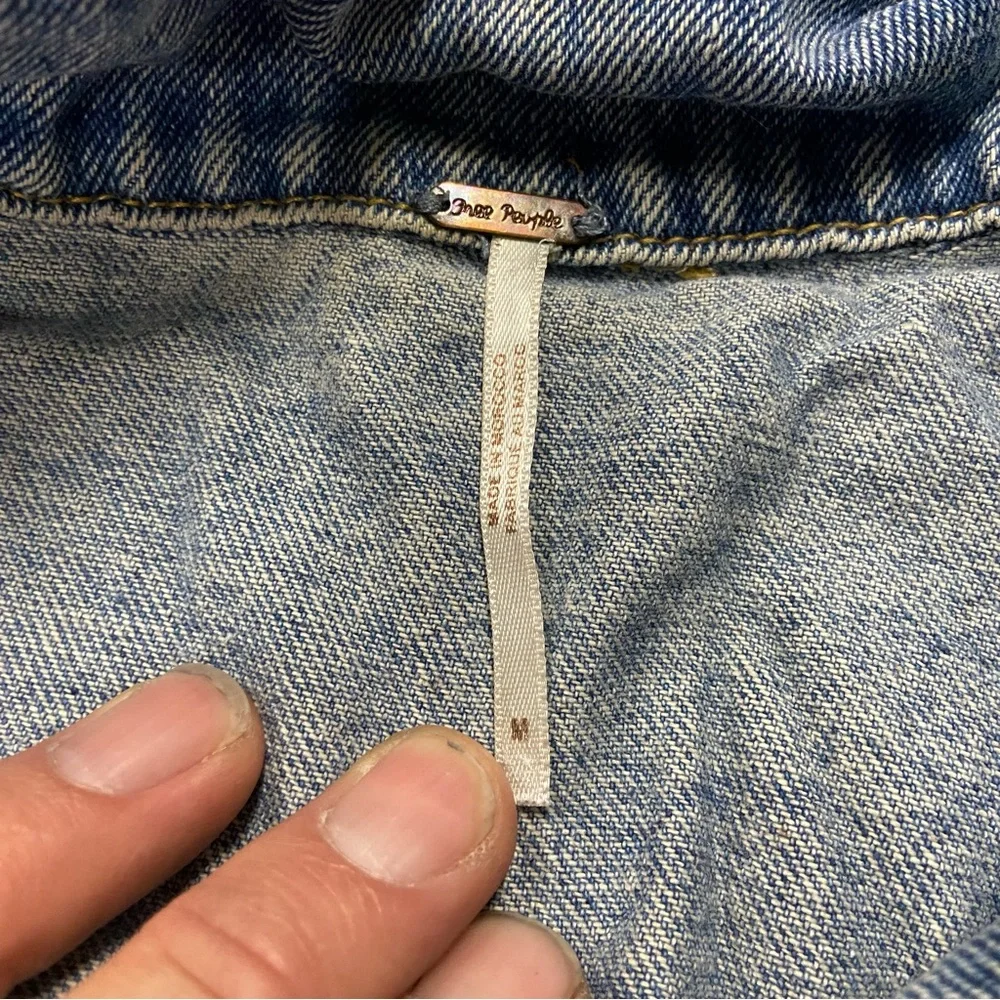 Free People Cropped Denim Jacket Distressed Fray Boho Festival M 2010s - Picture 2 of 3